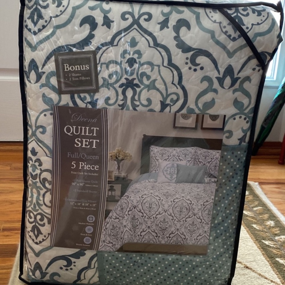 NWT 5 Piece Queen Quilt Set